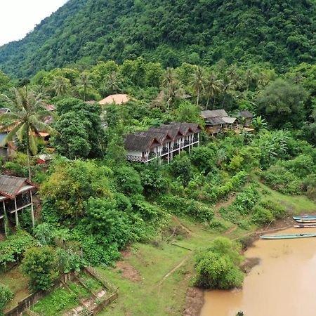 Pdv Guesthouse Muang Ngoi Exteriör bild