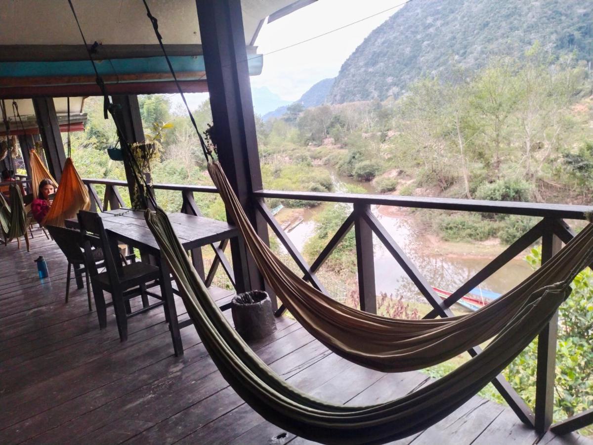 Pdv Guesthouse Muang Ngoi Exteriör bild