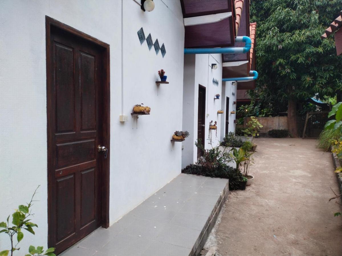 Pdv Guesthouse Muang Ngoi Exteriör bild